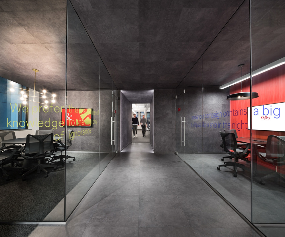 红与黑白的碰撞 Ogilvy奥美广告蒙特利尔办公室翻新扩建设计欣赏